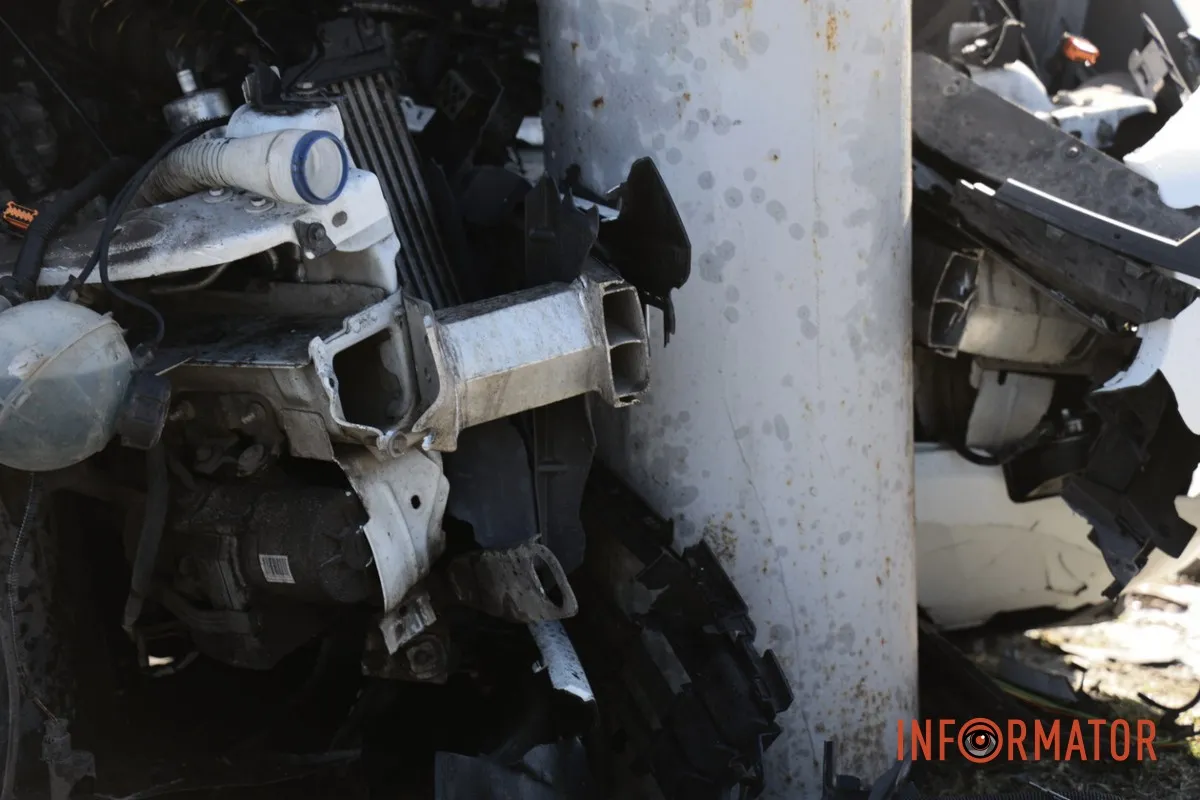 У Дніпрі на Набережній Заводській Citroen врізався в стовп: водій у лікарні 8