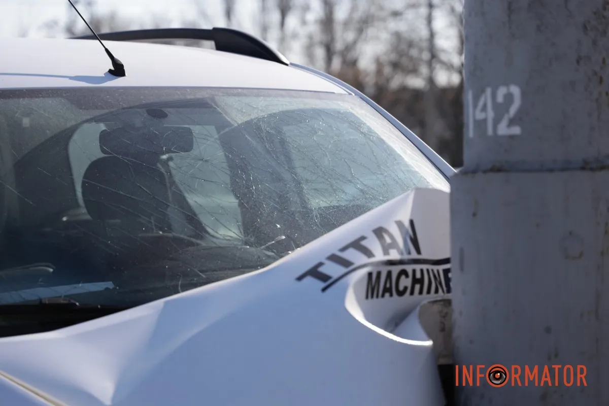 У Дніпрі на Набережній Заводській Citroen врізався в стовп: водій у лікарні 7