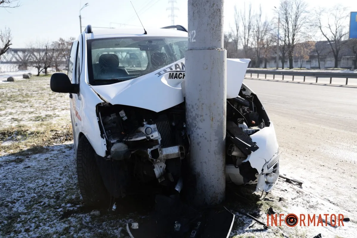 У Дніпрі на Набережній Заводській Citroen врізався в стовп: водій у лікарні 5