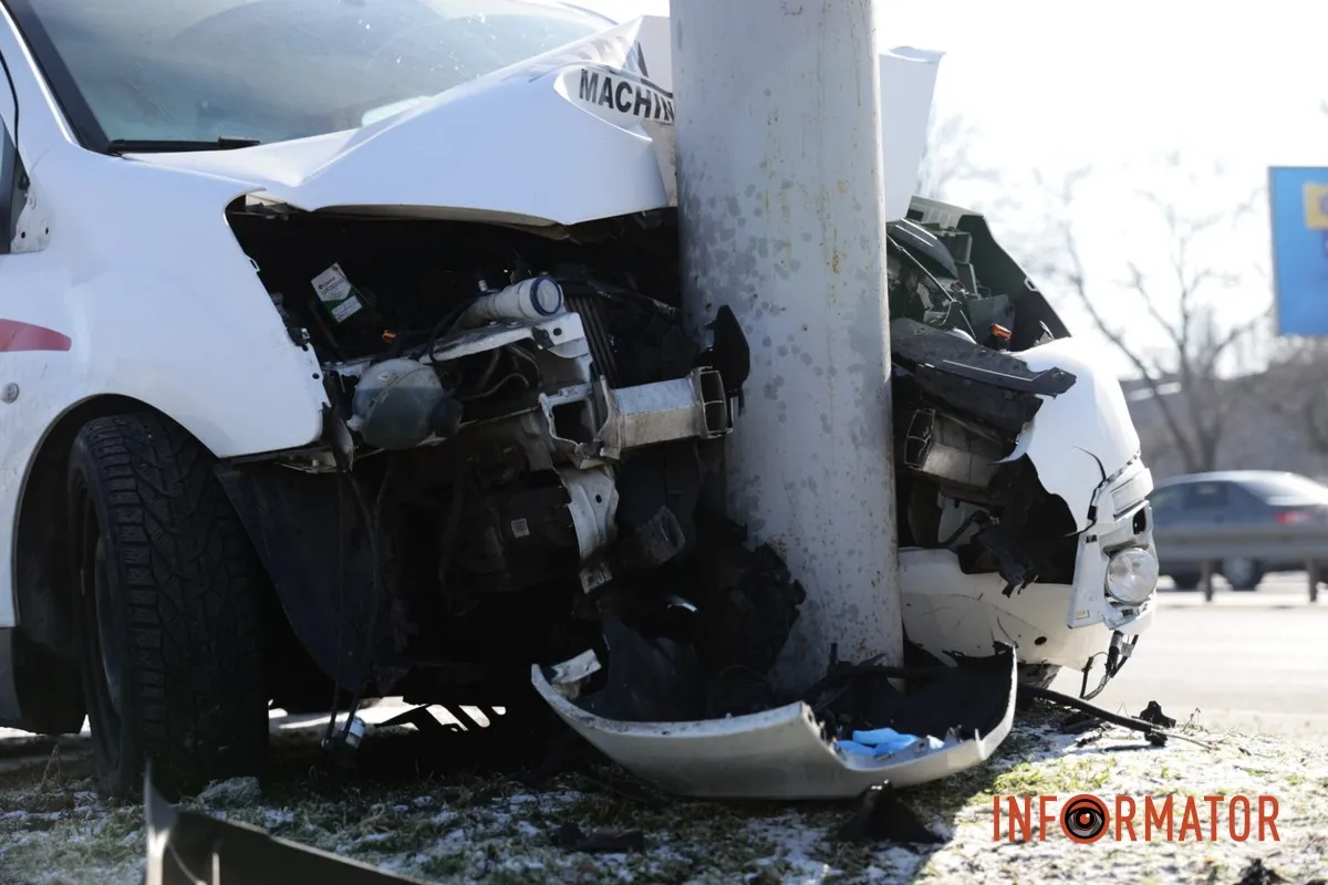 У Дніпрі на Набережній Заводській Citroen врізався в стовп: водій у лікарні 11