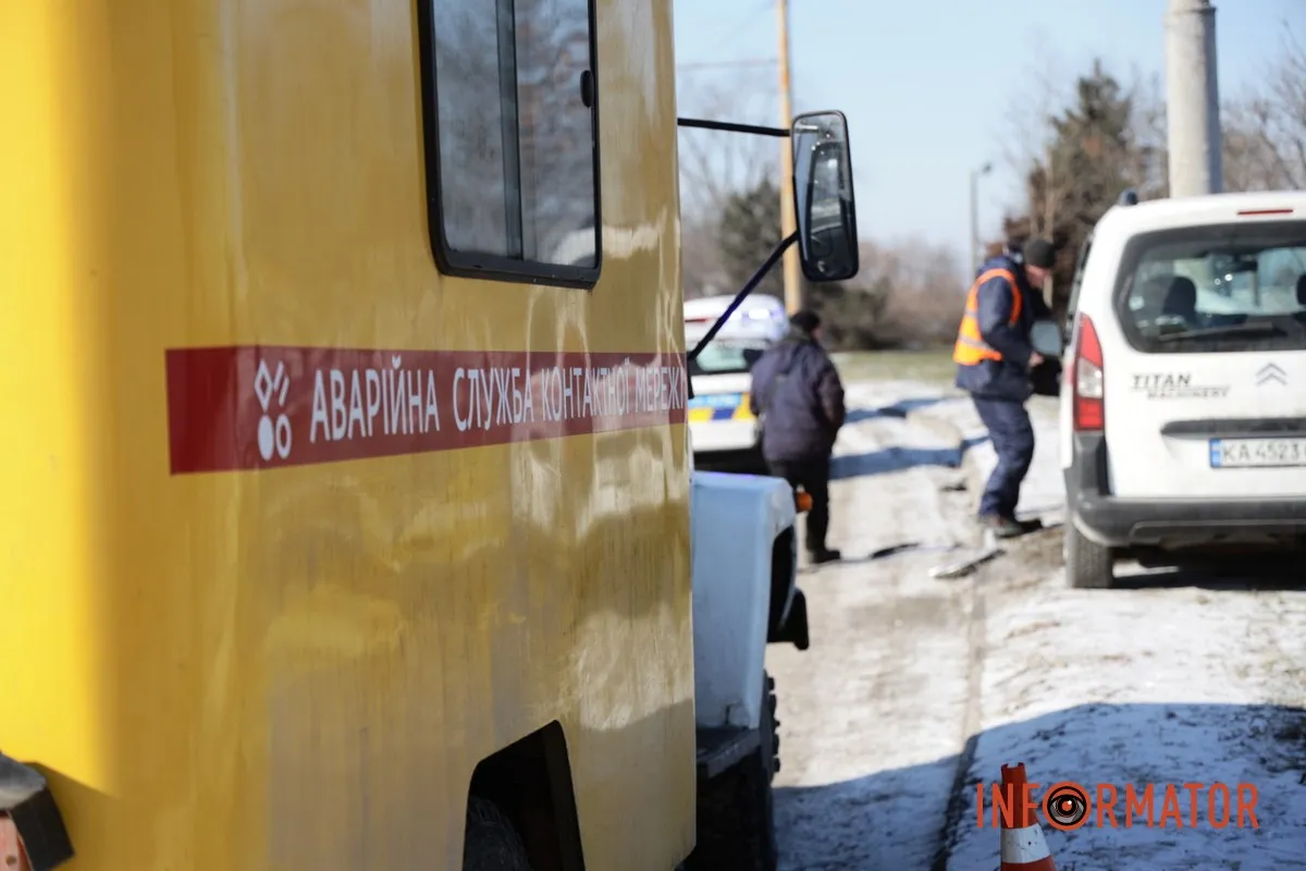 У Дніпрі на Набережній Заводській Citroen врізався в стовп: водій у лікарні 6