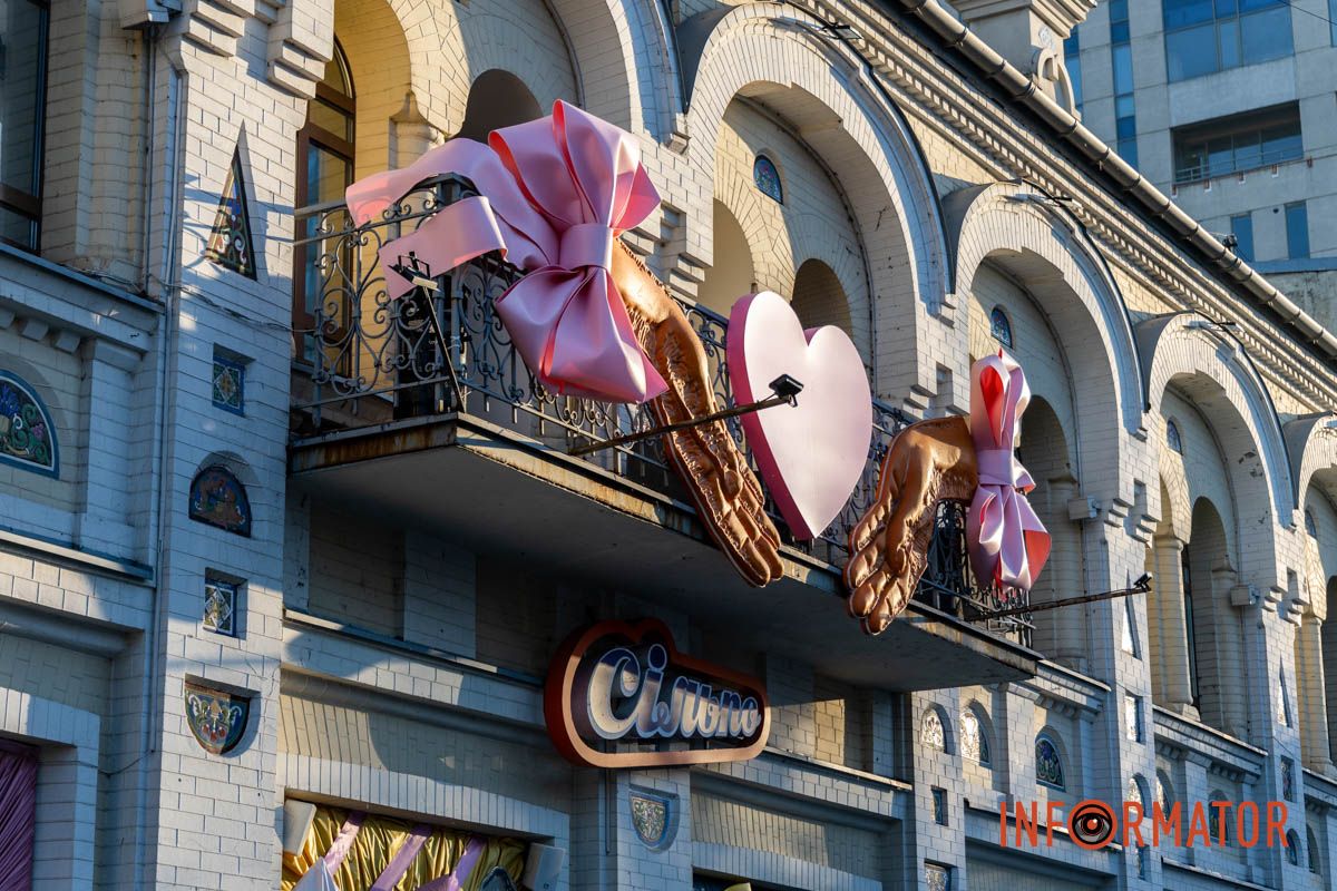 Прикрашають заклади до Дня святого Валентина