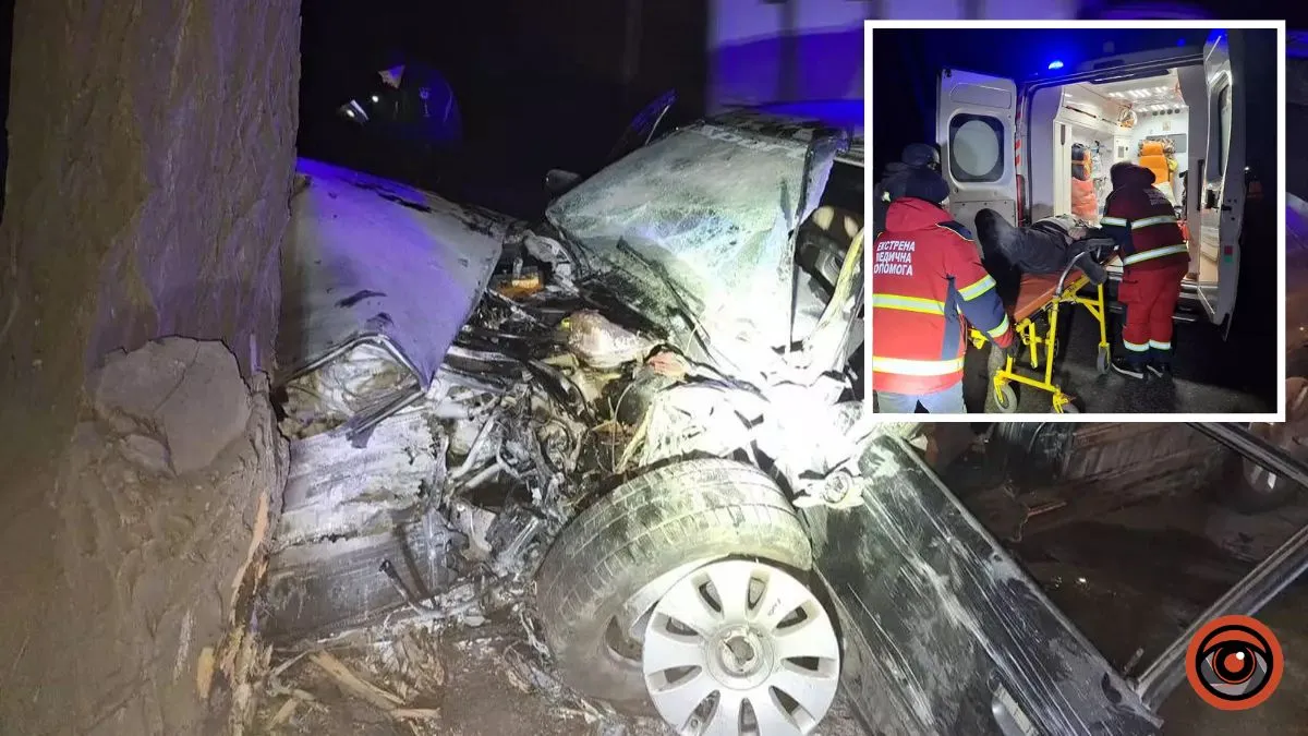 Audi та Iveco зіткнулися у Дніпропетровській області: водія легковика заблокувало в салоні