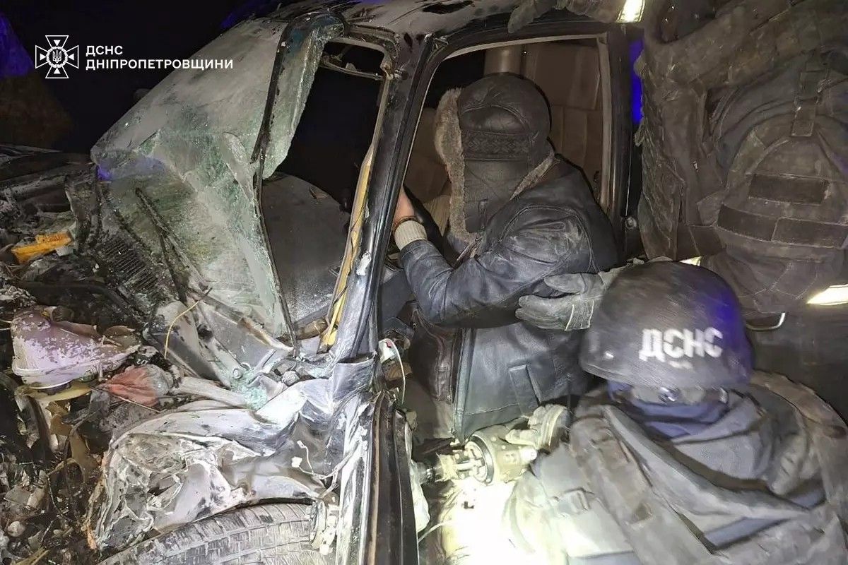 Водія Audi вивільняли рятувальники