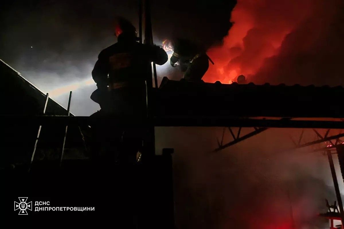 В Днепре на Политехнической горел дом: площадь пожара составила 300 квадратных метров 2