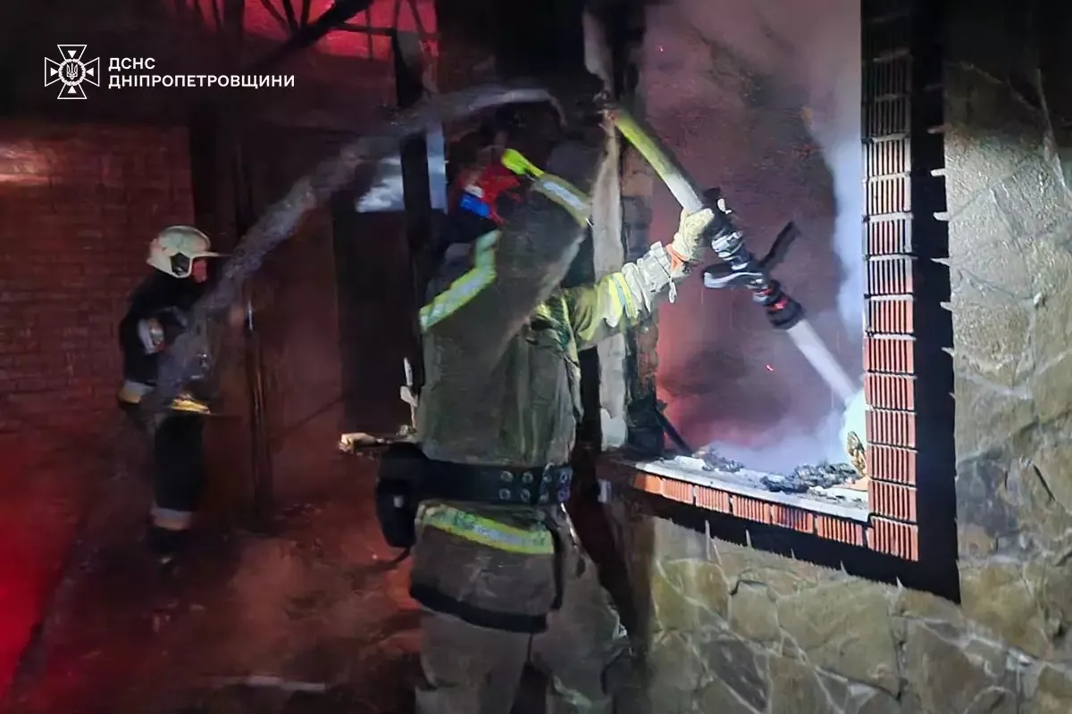 В Днепре на Политехнической горел дом: площадь пожара составила 300 квадратных метров.