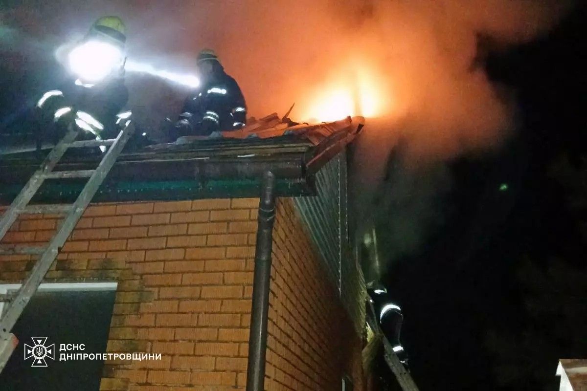 В Днепре на Политехнической горел дом: площадь пожара составила 300 квадратных метров 3