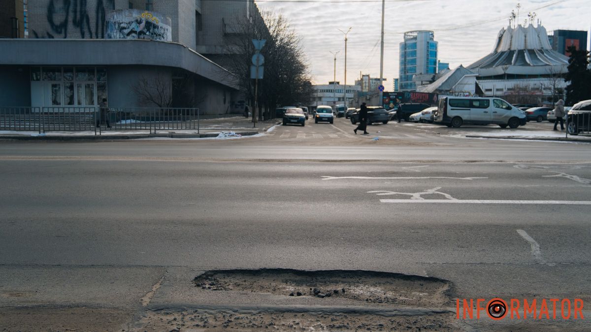 "Пастки" на дорозі: у Дніпрі на Січеславській Набережній утворилися ями