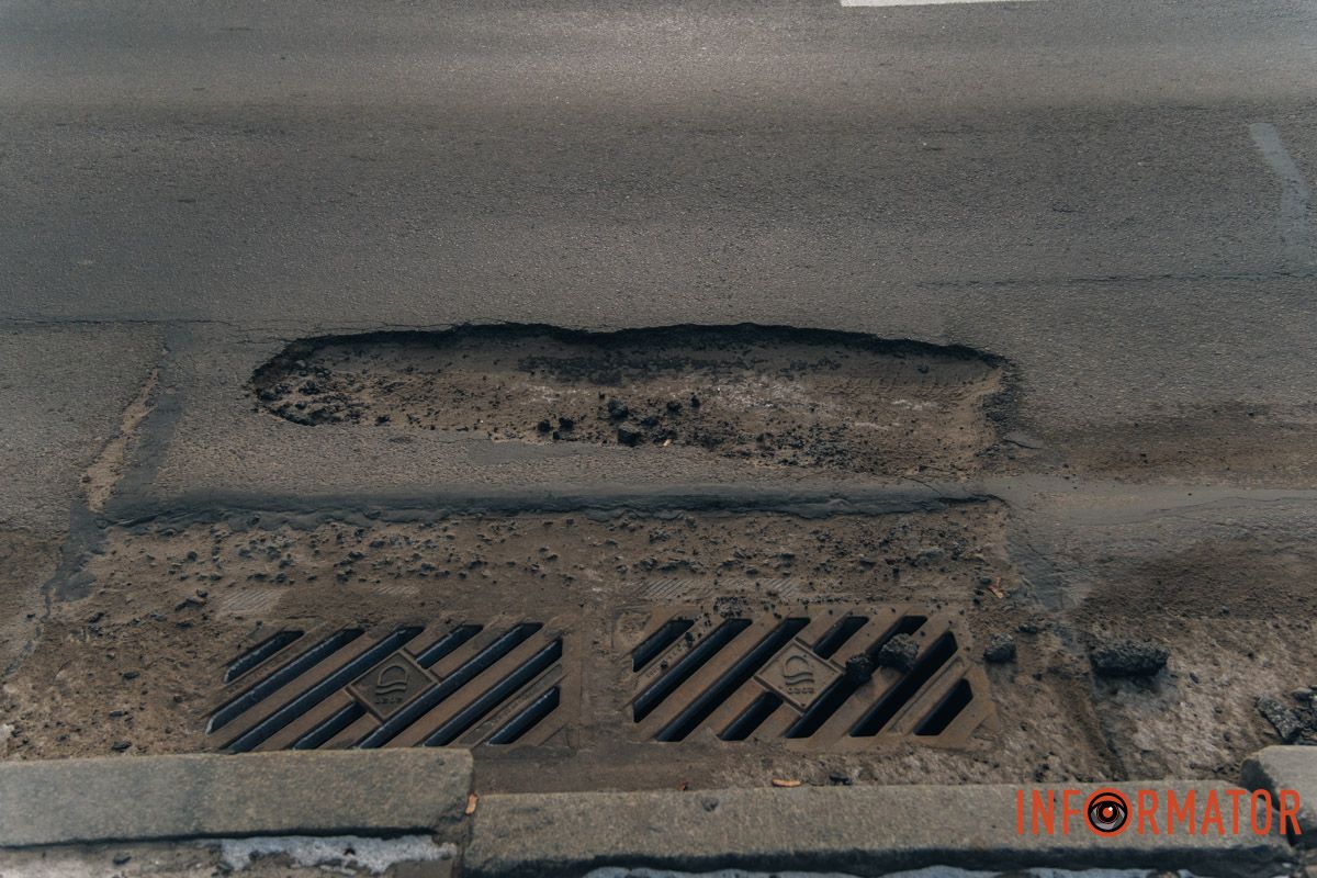 Дніпровським водіям доводиться об’їжджати численні ями на дорогах