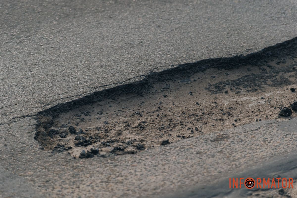 Навпроти цирку на Січеславській Набережній можна “залишити” колеса через вибоїни