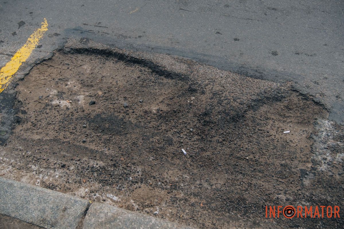 Асфальт зійшов зі снігом