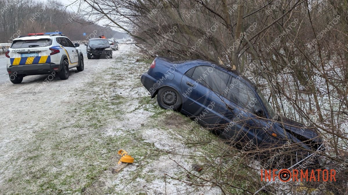 Три ДТП в одному місці: на виїзді з Дніпра Renault вилетів у кювет, а Daewoo врізався у дерево, є постраждалі