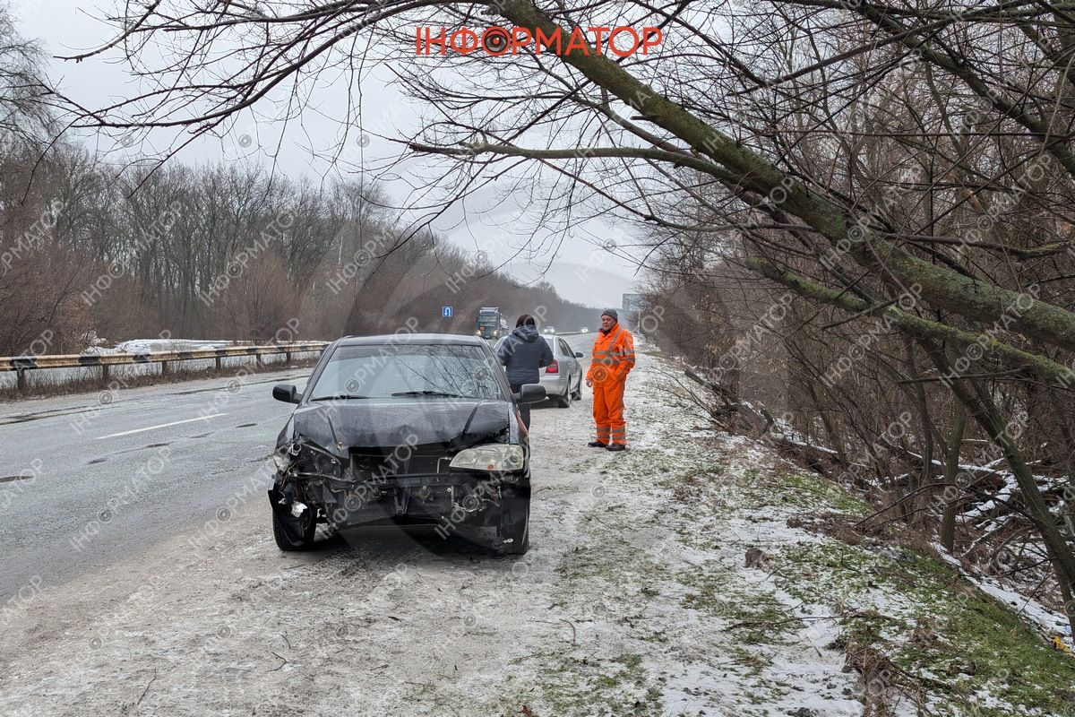Три ДТП в одному місці: на виїзді з Дніпра Renault вилетів у кювет, а Daewoo врізався у дерево, є постраждалі 3