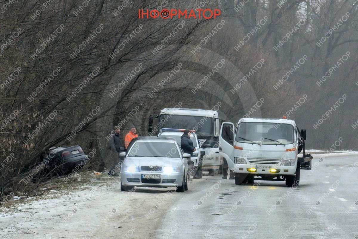 Три ДТП в одному місці: на виїзді з Дніпра Renault вилетів у кювет, а Daewoo врізався у дерево, є постраждалі 4