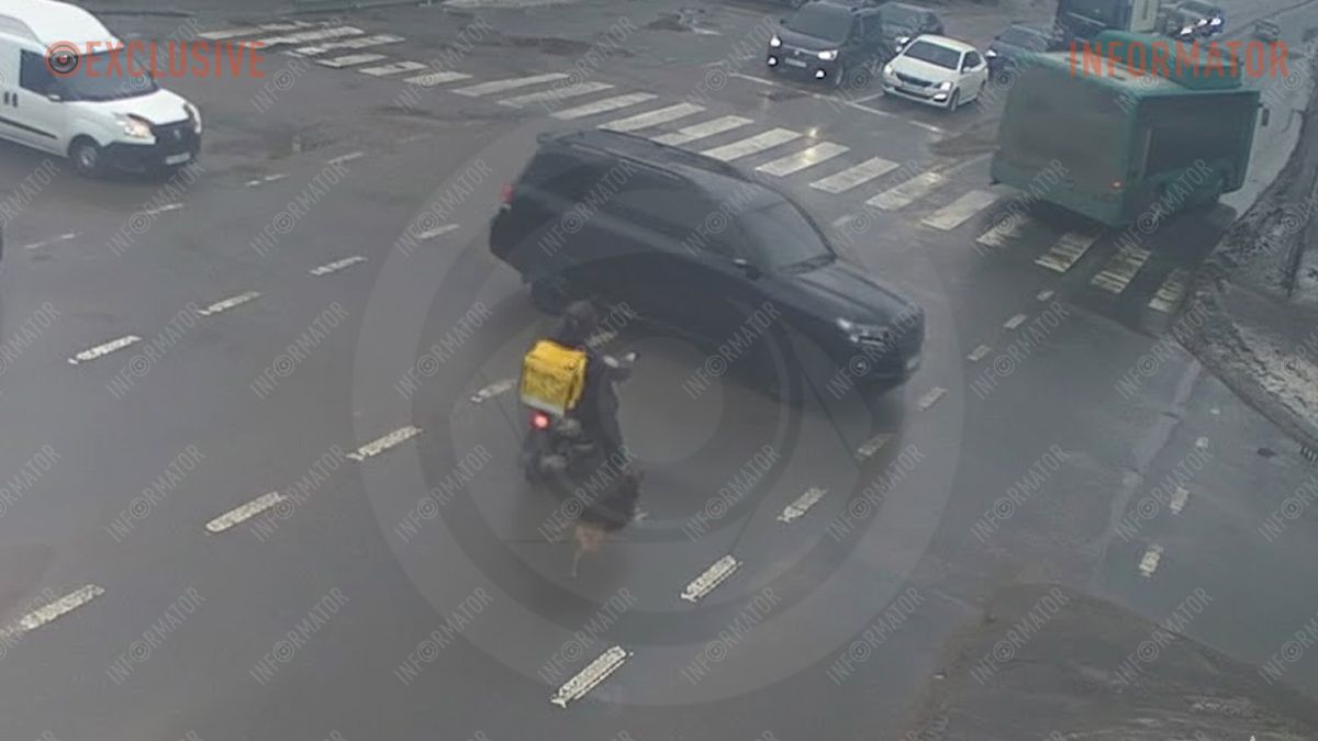 У Дніпрі на Калиновій кур’єр Glovo на скутері, за яким біг песик, врізався в Toyota Land Cruiser: момент ДТП