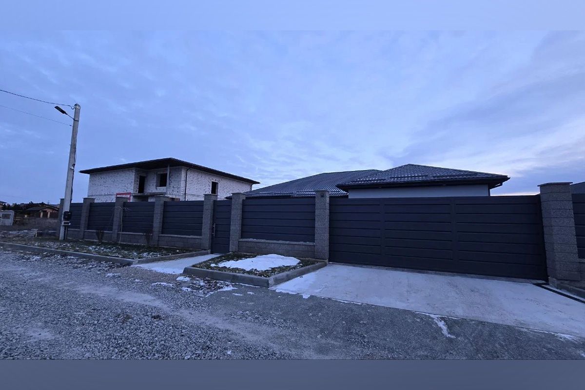 Будинок дружини посадовця у селі (праворуч)