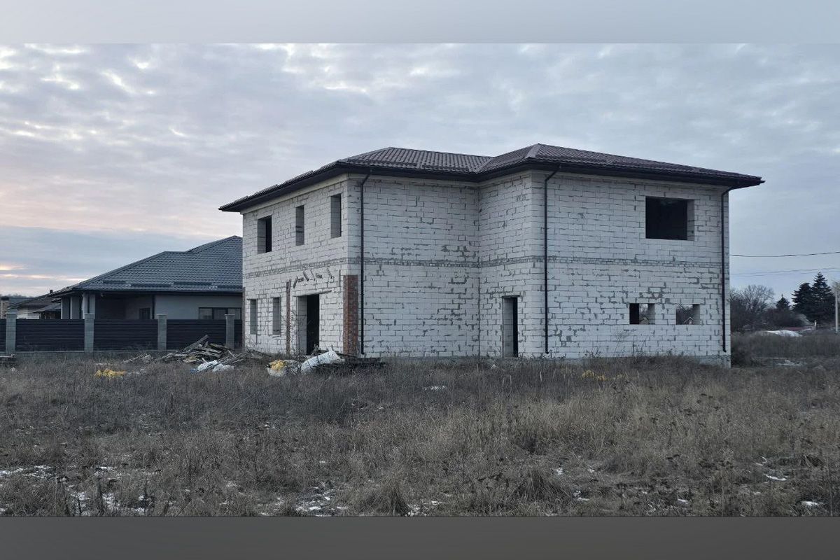 Вид на будинок з сусіднього