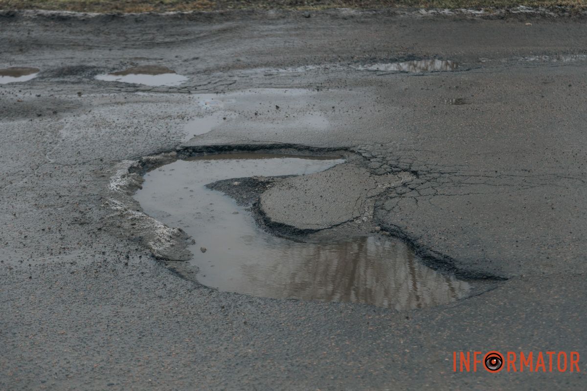 На вулицях міста руйнується асфальт