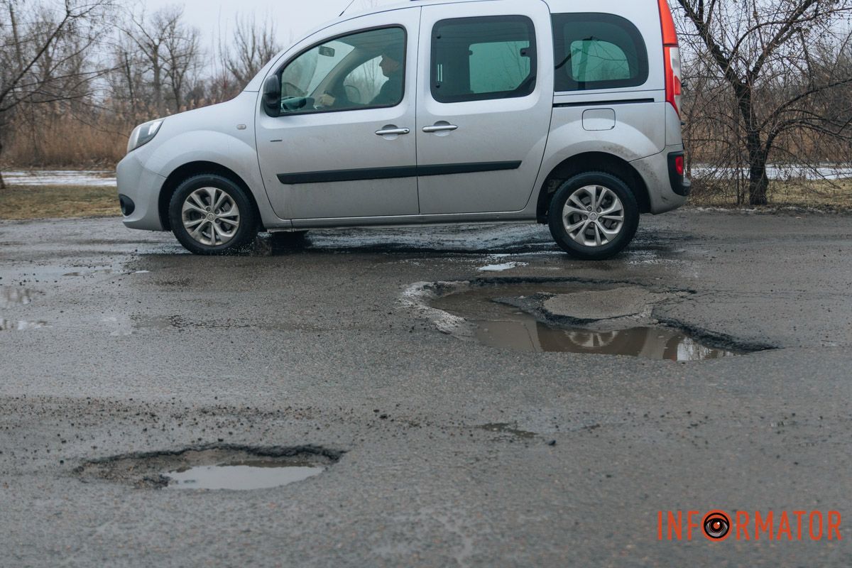 Окрім ризику пошкодження автомобілів, такі вибоїни можуть спричинити ДТП