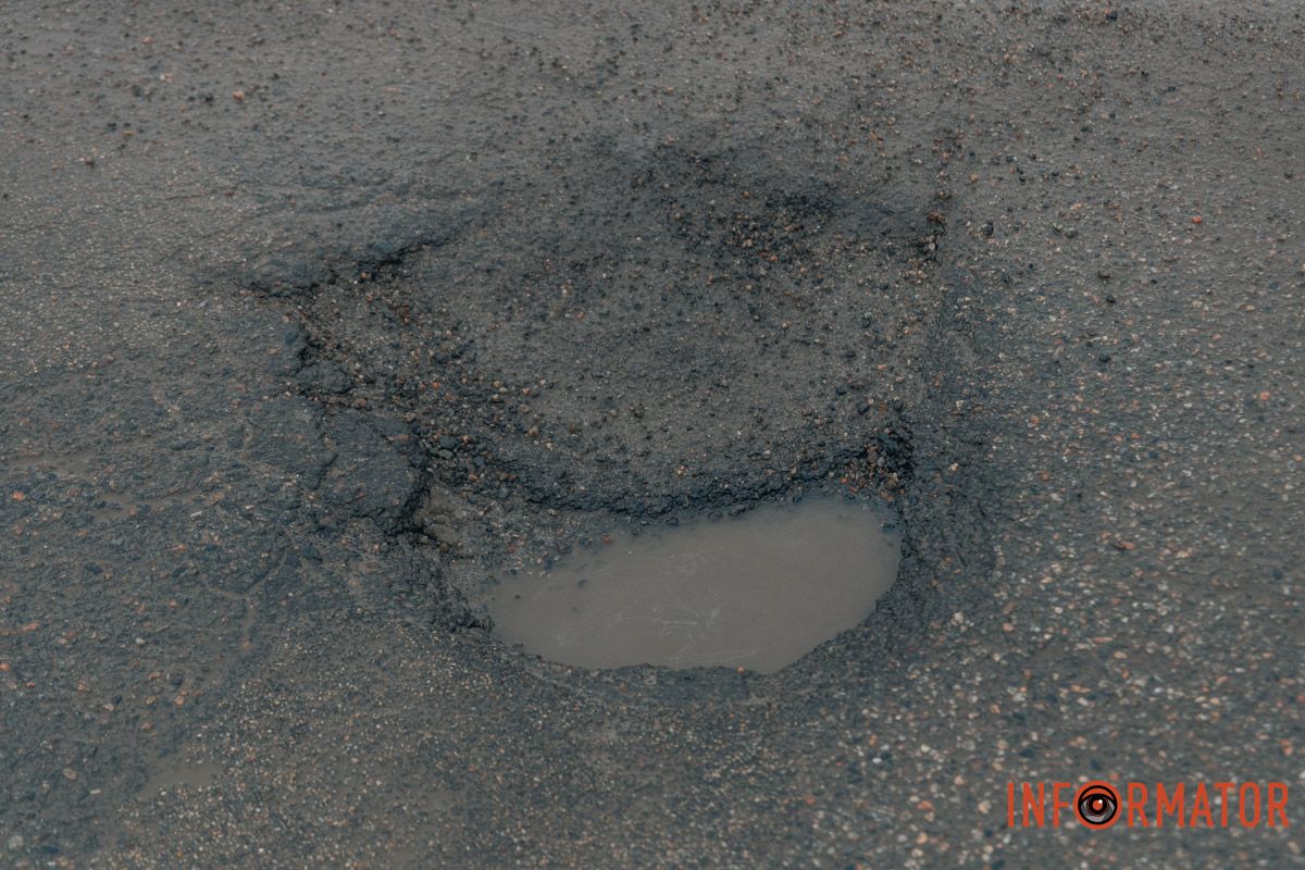 На багатьох вулицях міста дорожнє покриття стрімко руйнується