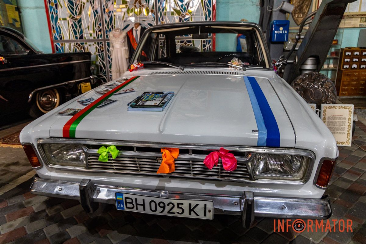 На капоті машини є архівні фото