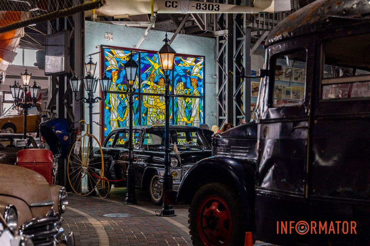 У дніпровському музеї “Машини Часу” напередодні Дня закоханих відкрили виставку “Вікно у молодість” 15