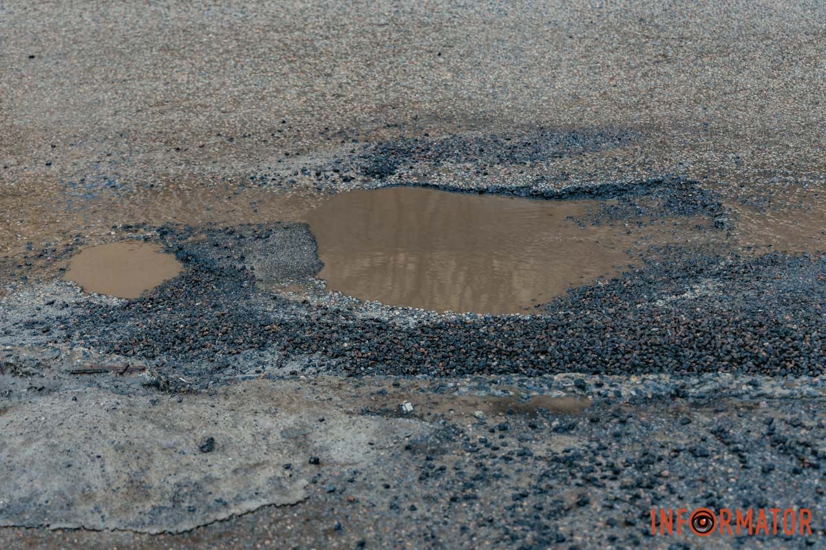 Ями-пастки: на Юрія Горовця у Дніпрі вода приховала небезпеку 2