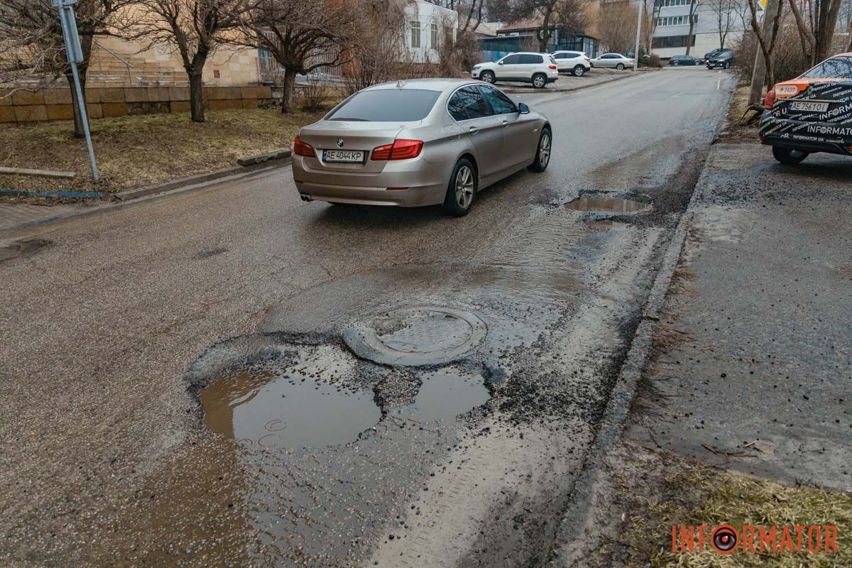 Ями-пастки: на Юрія Горовця у Дніпрі вода приховала небезпеку 3