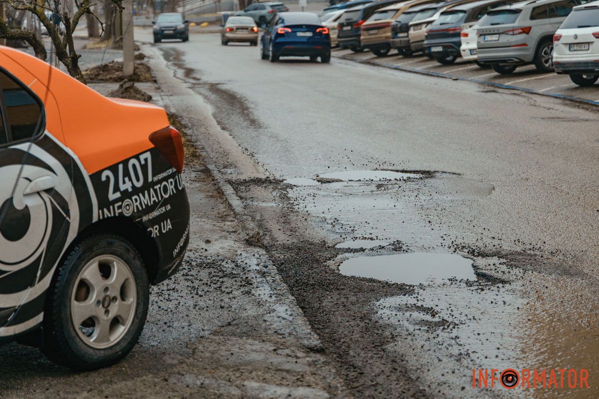 Ями-пастки: на Юрія Горовця у Дніпрі вода приховала небезпеку 6