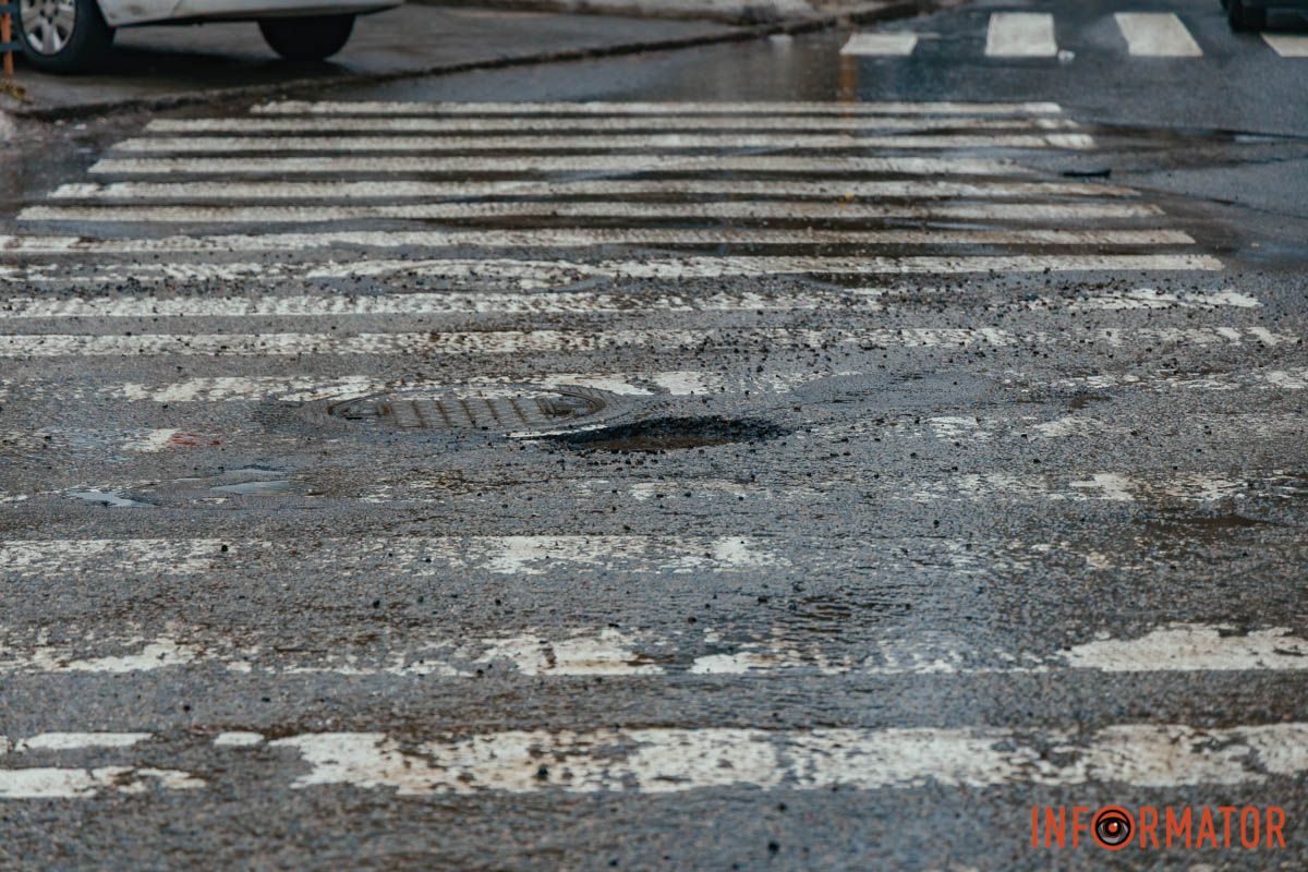 Ями-пастки: на Юрія Горовця у Дніпрі вода приховала небезпеку 7