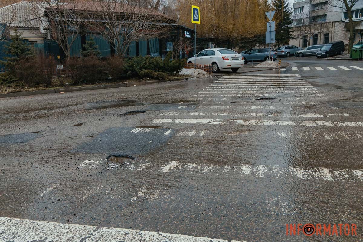 Ями-пастки: на Юрія Горовця у Дніпрі вода приховала небезпеку 8