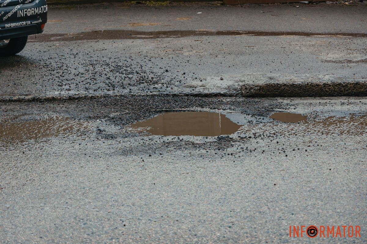 Ями-пастки: на Юрія Горовця у Дніпрі вода приховала небезпеку 9