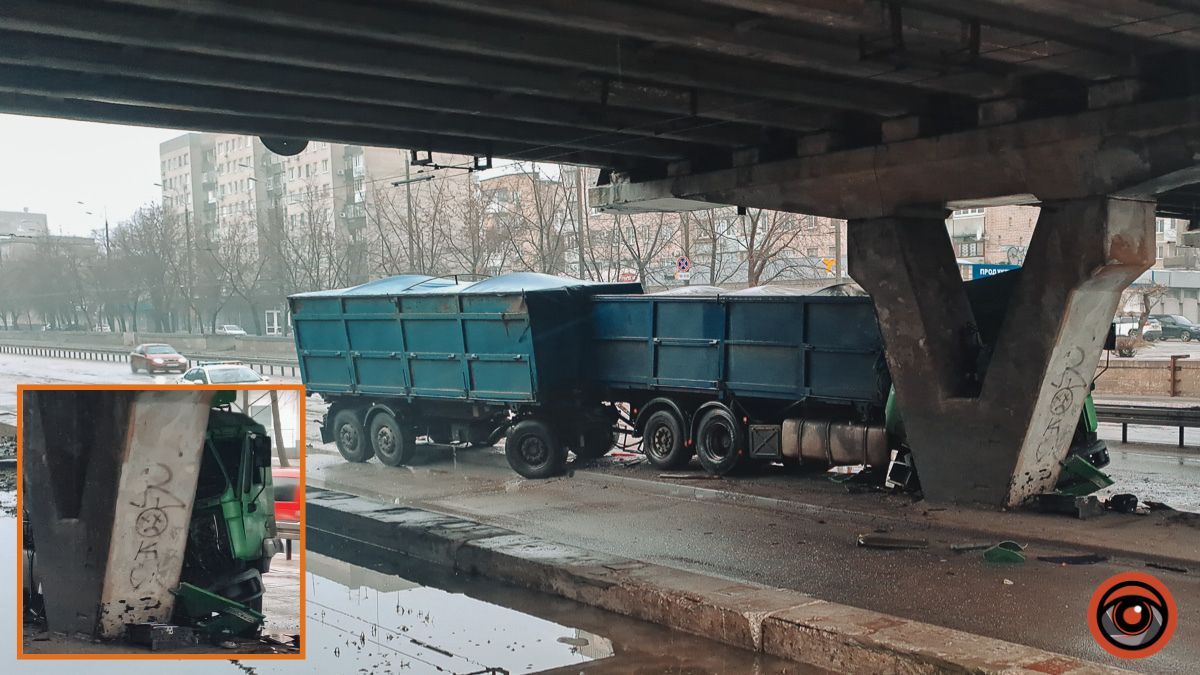 В Днепре на Слобожанском проспекте грузовик с прицепом вьехал в опору виадука: водитель в больнице