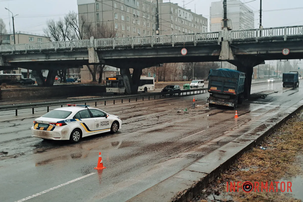 Соблюдайте ПДД В Днепре на Слобожанском проспекте грузовик с прицепом въехал в сопротивление виадуку: водитель в больнице 11
