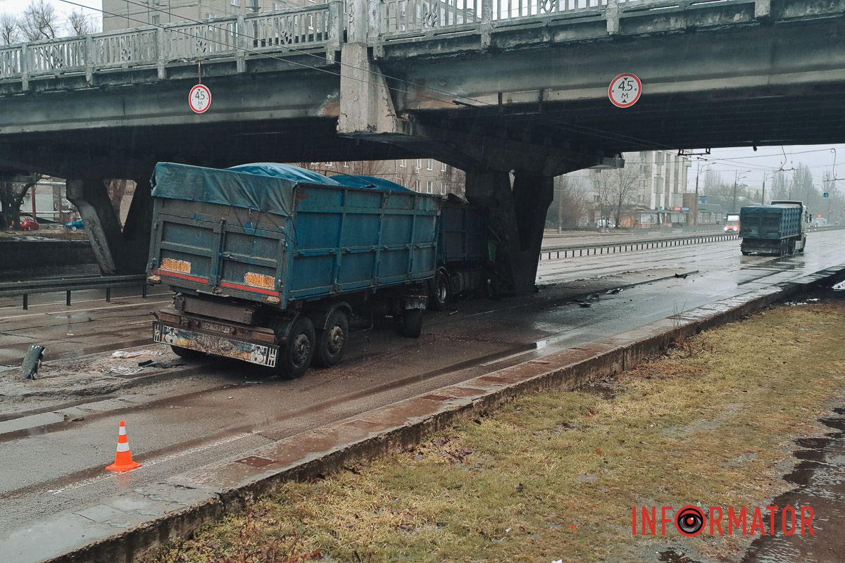 В субботу, 14 февраля, в Днепре на Слобожанском проспекте произошло ДТП В Днепре на Слобожанском проспекте грузовик с прицепом въехал в сопротивление виадуку: водитель в больнице 1