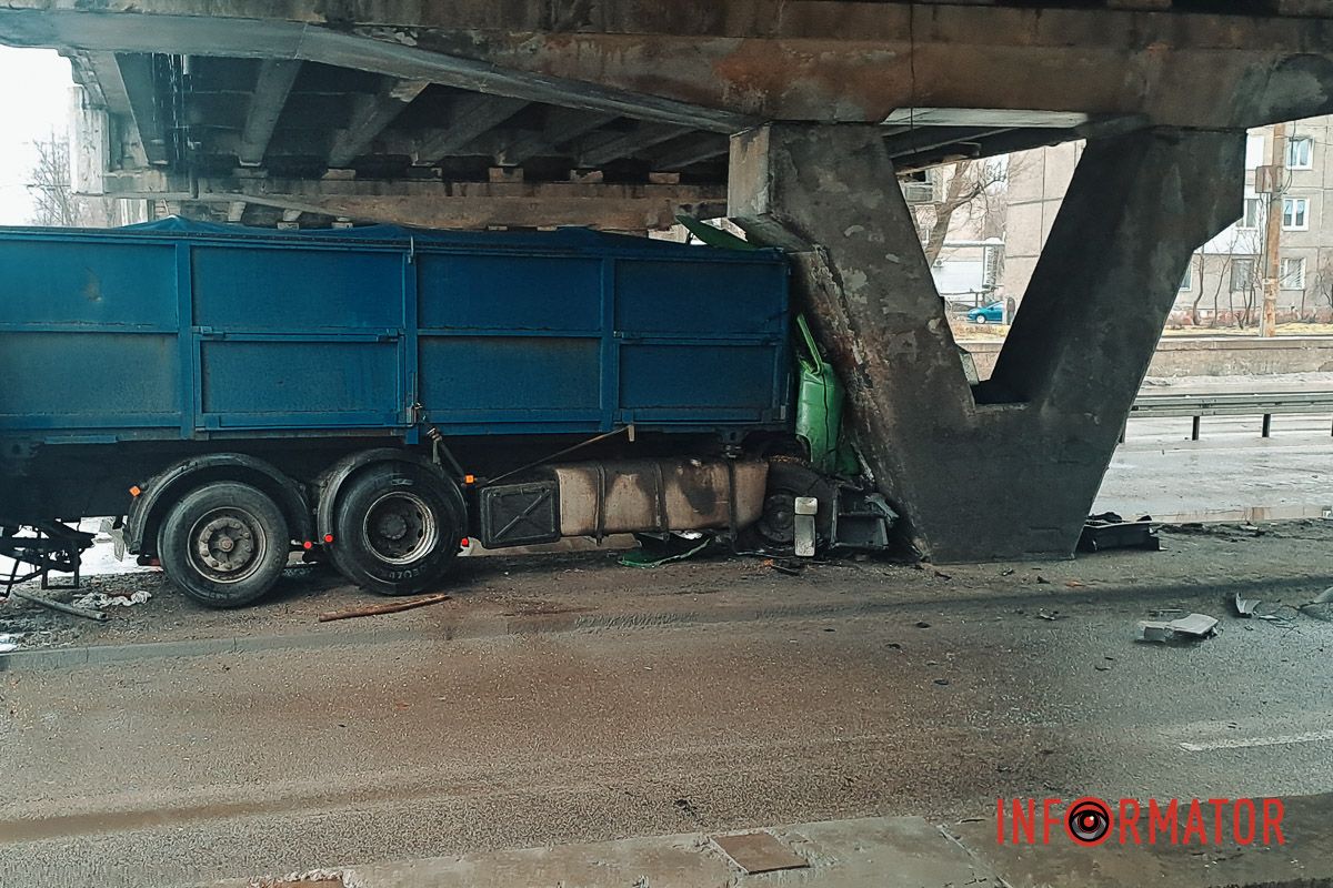 Грузовик с прицепом въехал в опору виадуку В Днепре на Слобожанском проспекте грузовик с прицепом въехал в сопротивление виадуку: водитель в больнице 2