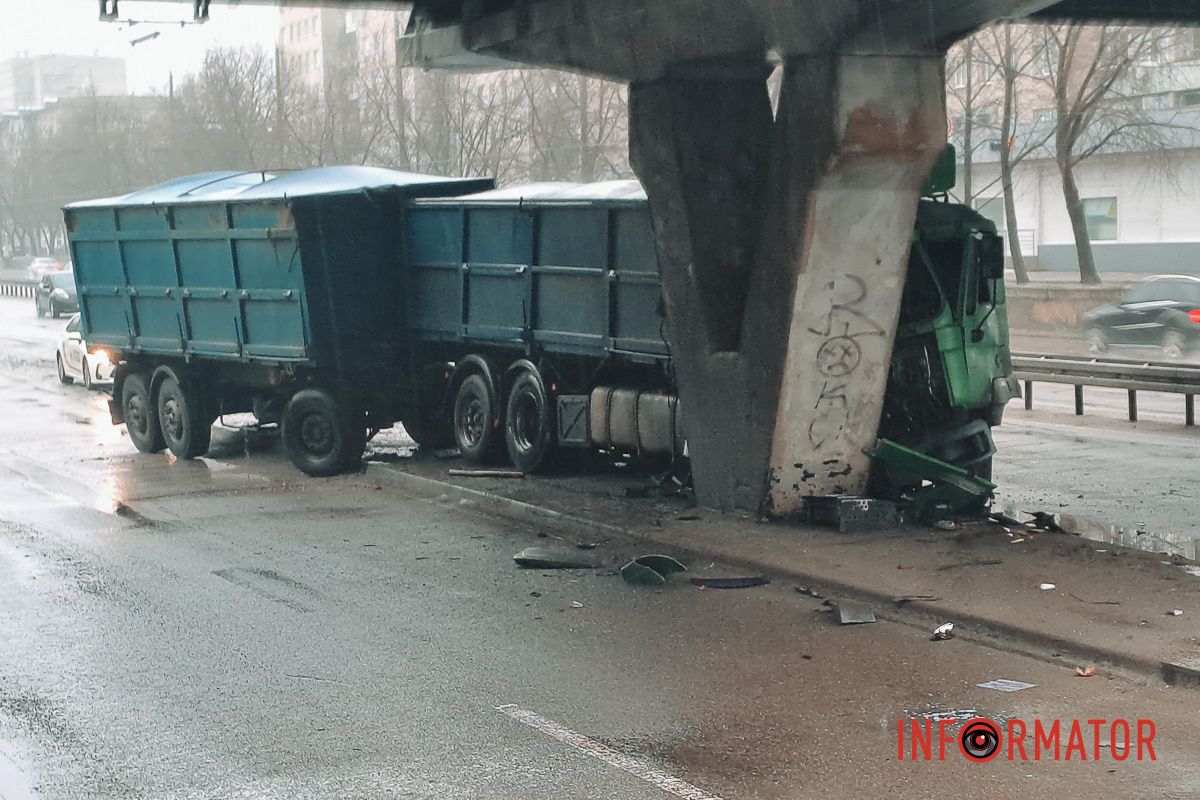 По предварительной информации, водитель двигался по проспекту Слобожанскому в сторону Подгороднего В Днепре на Слобожанском проспекте грузовик с прицепом въехал в сопротивление виадуку: водитель в больнице 5