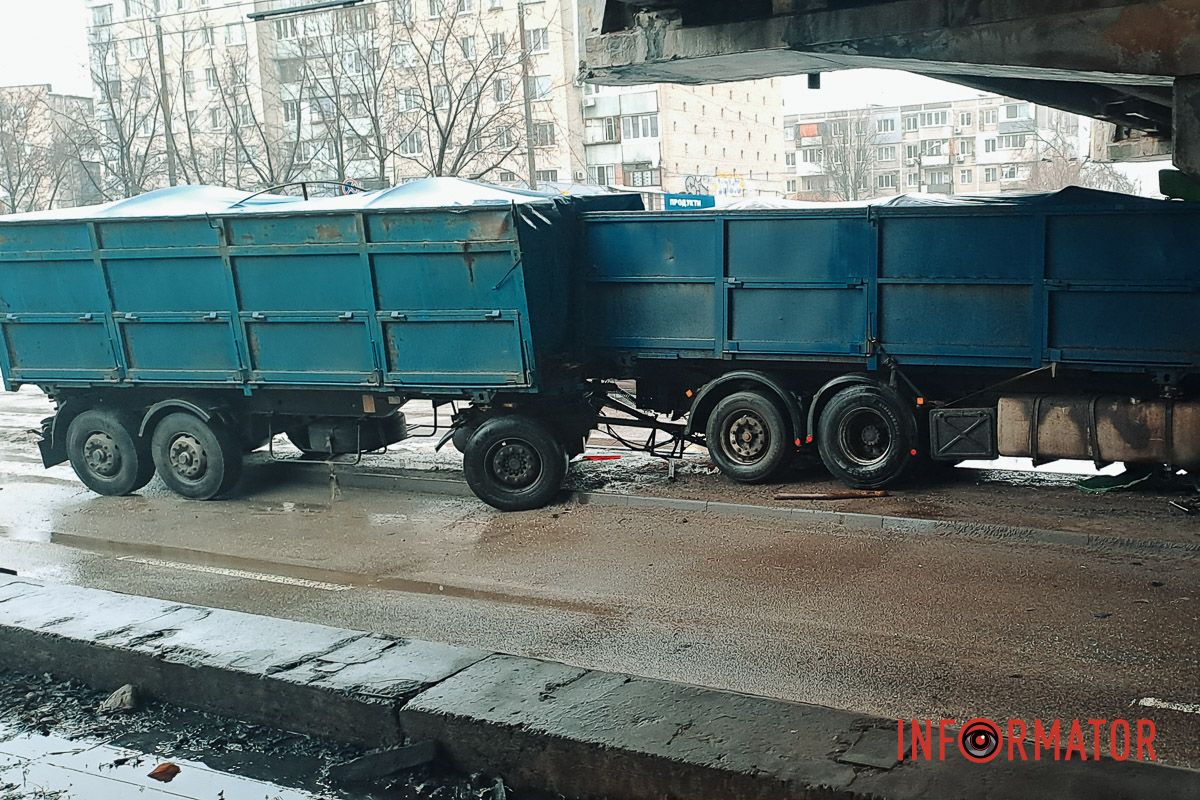 Водителя госпитализировали В Днепре на Слобожанском проспекте грузовик с прицепом въехал в сопротивление виадуку: водитель в больнице 3