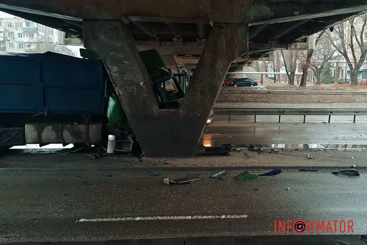 Будьте осторожны за рулем В Днепре на Слобожанском проспекте грузовик с прицепом въехал в сопротивление виадуку: водитель в больнице 10