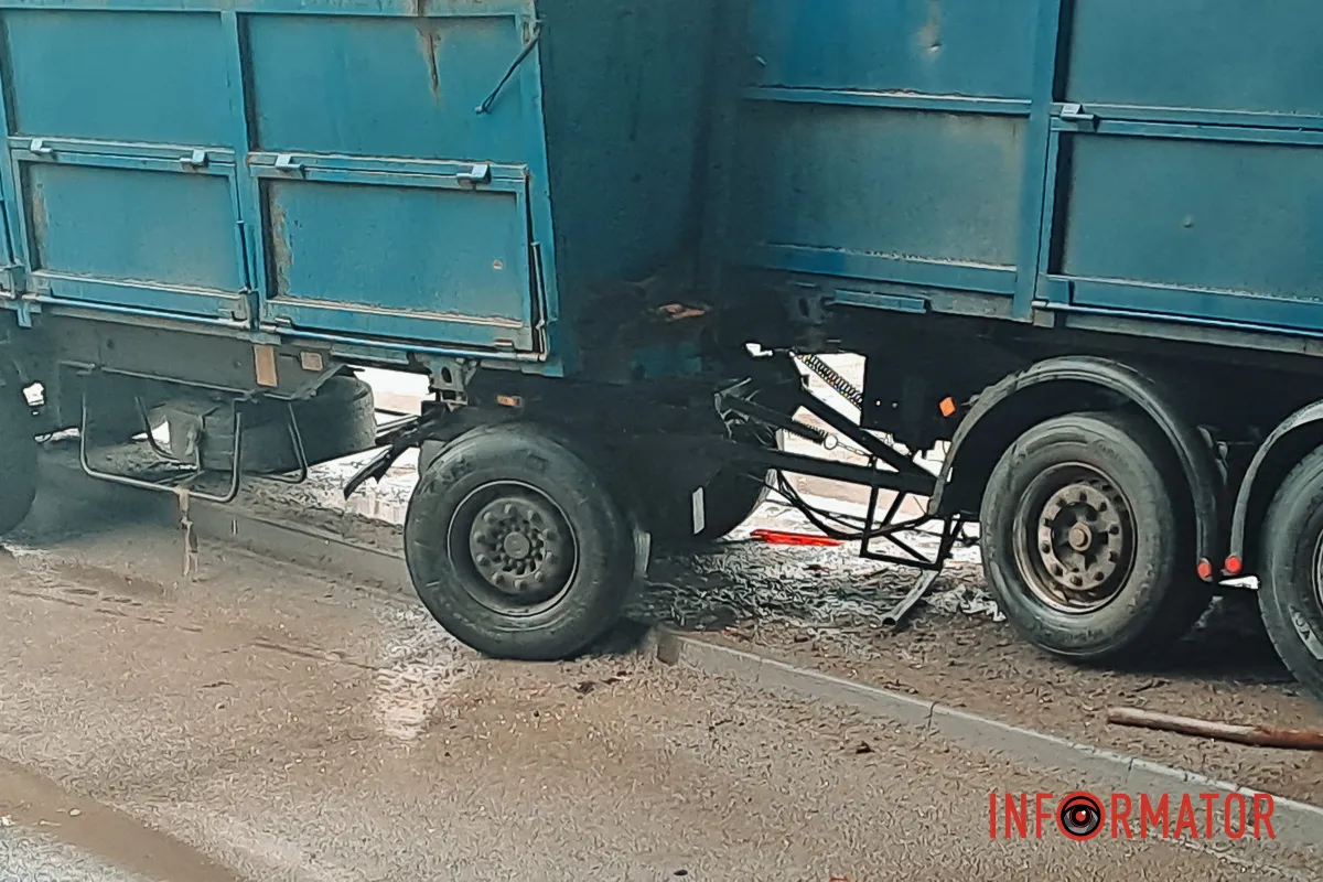 Транспортное средство врезалось в сопротивление виадуку В Днепре на Слобожанском проспекте грузовик с прицепом въехал в сопротивление виадуку: водитель в больнице 6