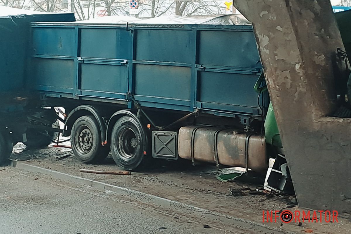 На месте работают патрульные полицейские В Днепре на Слобожанском проспекте грузовик с прицепом въехал в сопротивление виадуку: водитель в больнице 7