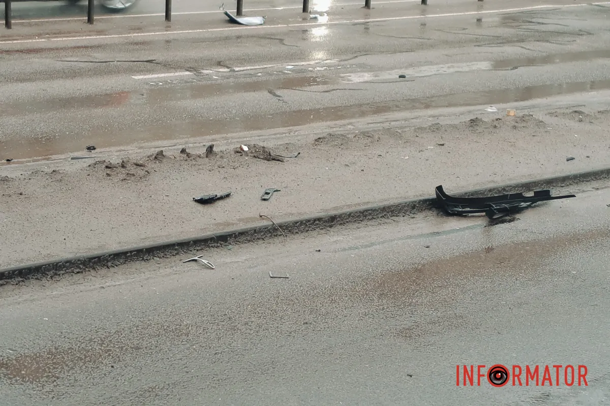 Все обстоятельства выясняют В Днепре на Слобожанском проспекте грузовик с прицепом въехал в сопротивление виадуку: водитель в больнице 8