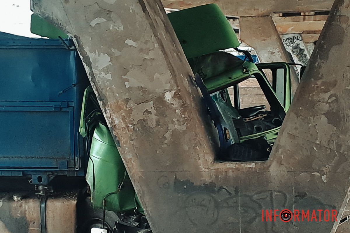 Пробок или осложнений движения на этом участке нет В Днепре на Слобожанском проспекте грузовик с прицепом въехал в сопротивление виадуку: водитель в больнице 9