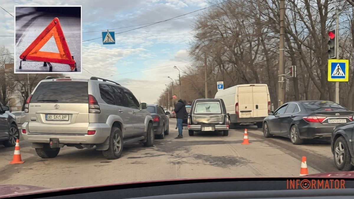 У Дніпрі на Богдана Хмельницького зіткнулись Toyota Prado та катафалк Cadillac: потрібні свідки