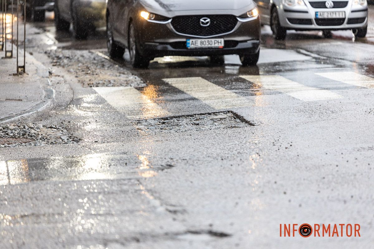 У Дніпрі на Святослава Хороброго через бездіяльність влади зростає небезпека для водіїв і пішоходів 12