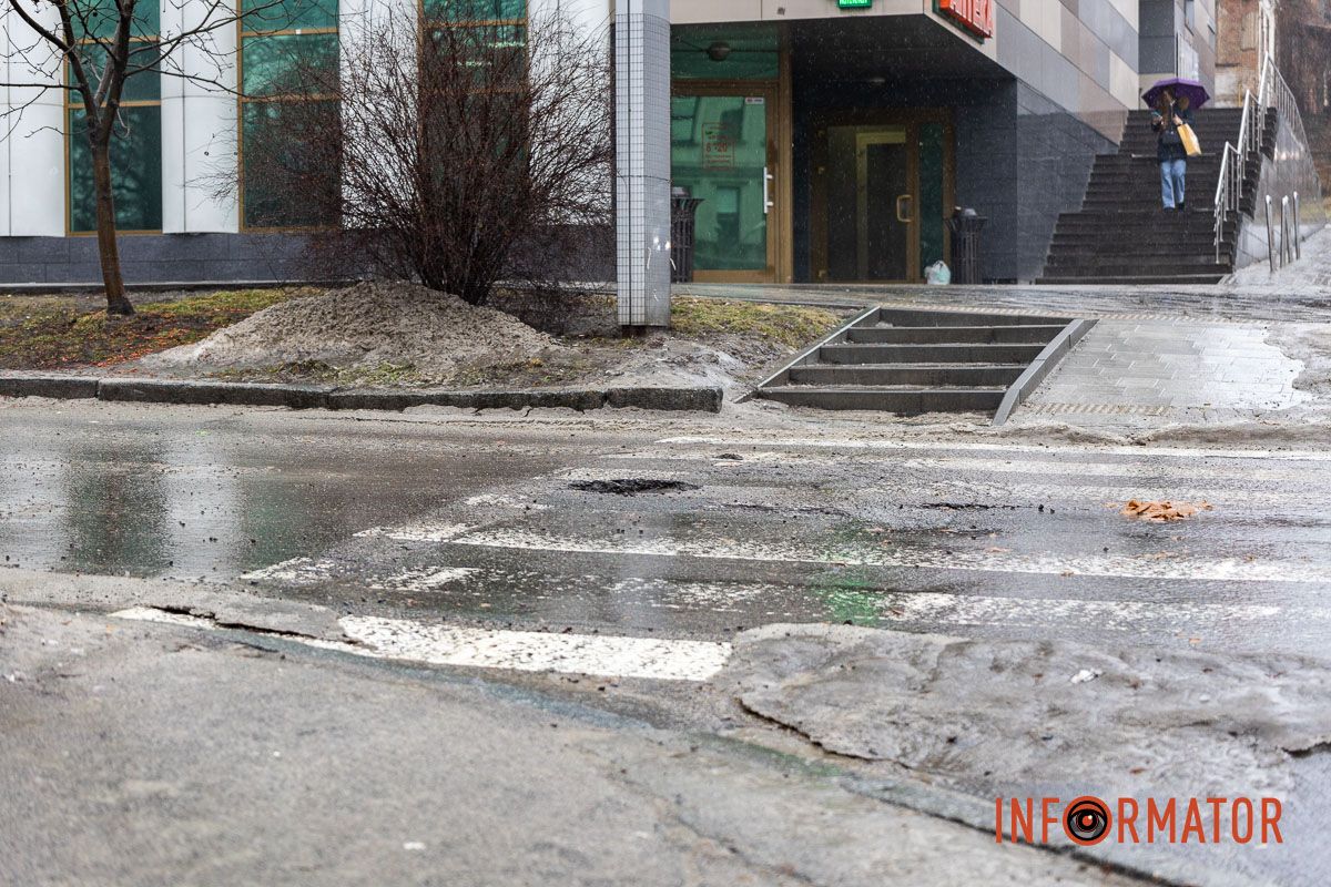 У Дніпрі на Святослава Хороброго через бездіяльність влади зростає небезпека для водіїв і пішоходів 14