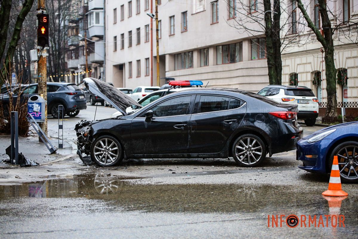 У Дніпрі на Старокозацький Mazda зіткнулась з Теsla та врізалась в антипаркувальні стовпчики 1