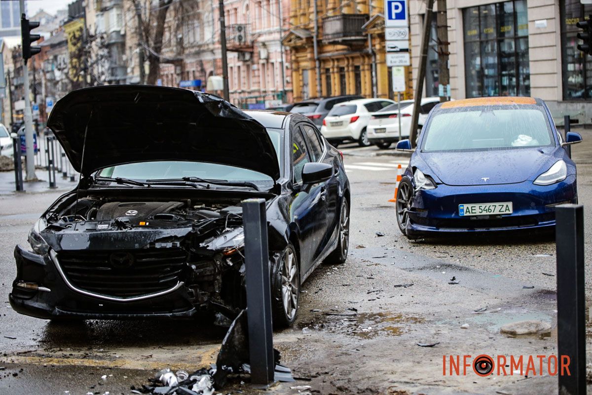 У Дніпрі на Старокозацький Mazda зіткнулась з Теsla та врізалась в антипаркувальні стовпчики 6