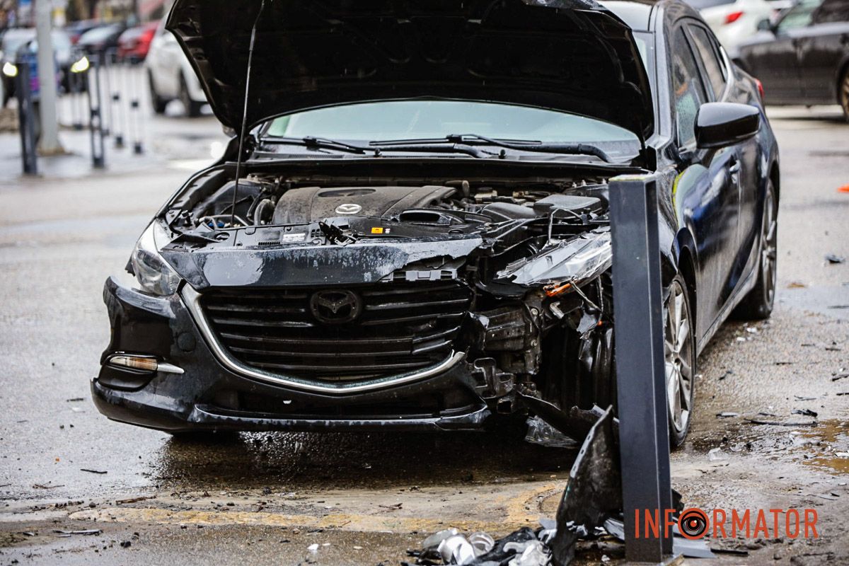 У Дніпрі на Старокозацький Mazda зіткнулась з Теsla та врізалась в антипаркувальні стовпчики 12