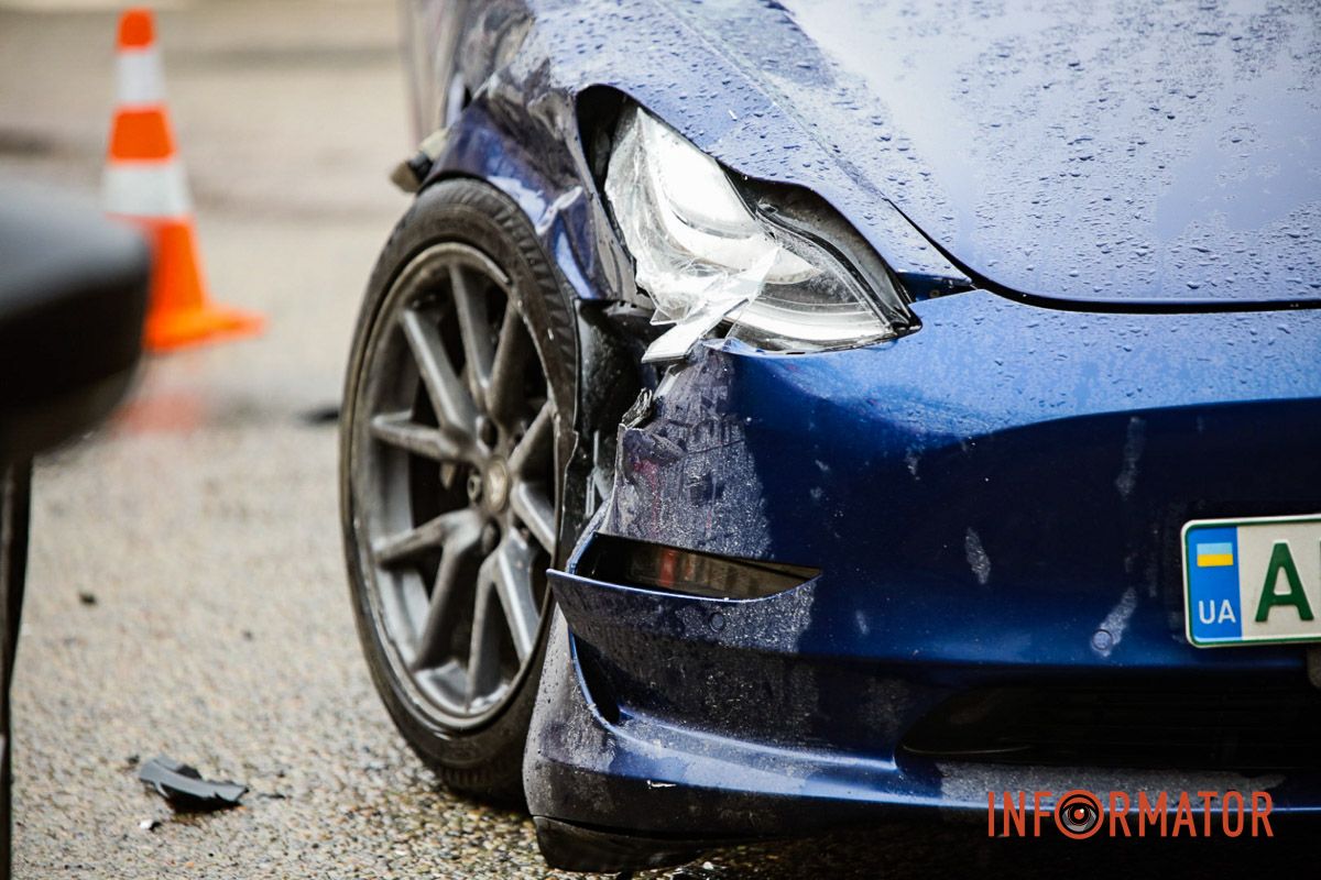 У Дніпрі на Старокозацький Mazda зіткнулась з Теsla та врізалась в антипаркувальні стовпчики 3